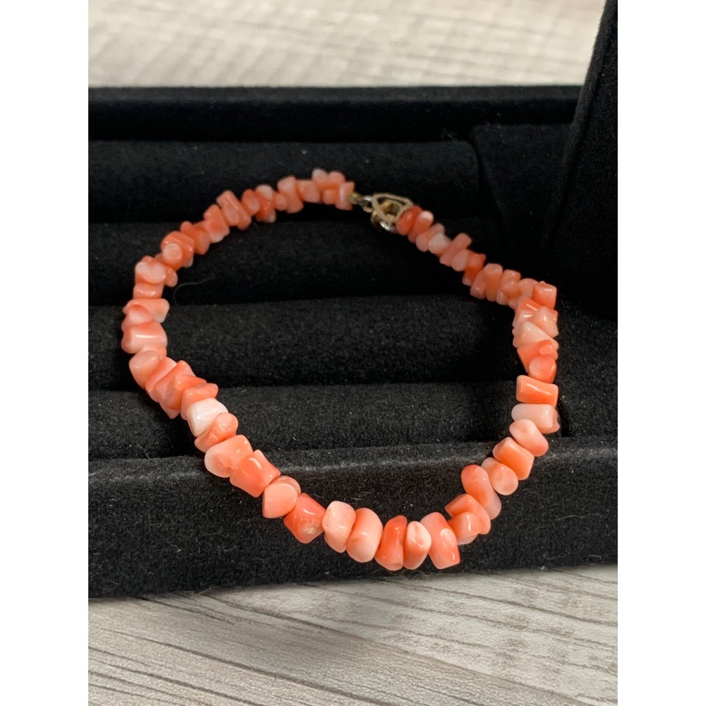 Natural Pink Faux Coral Chip Bead Bracelet Gold Tone Spring Ring Clasp 6.5 Inch